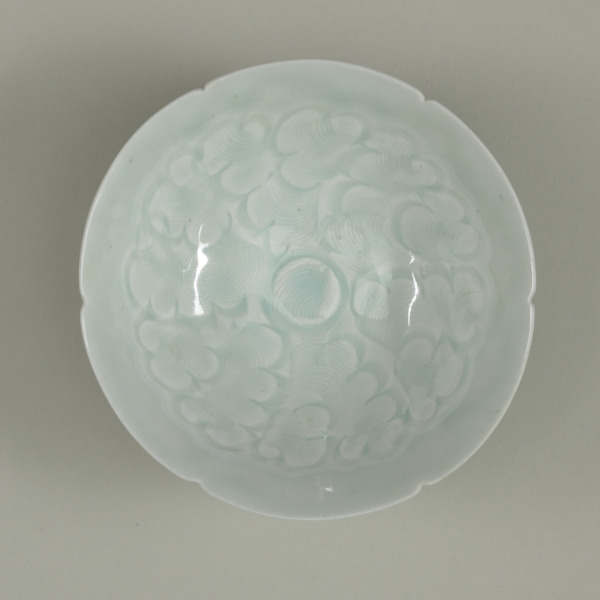 Qingbai Bowl with Notched Rim and Carved Scalloped Wave Pattern