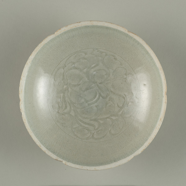 Bowl with Unglazed Foliate Rim and Peony Design at Center