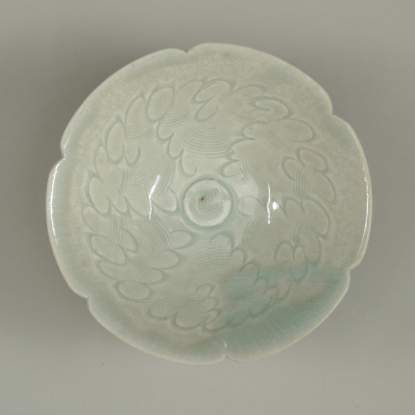 Qingbai Bowl with Notched Rim and Carved Scalloped Wave Pattern