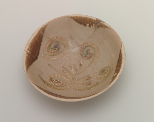 Bowl Decorated with Painted Swirl Pattern