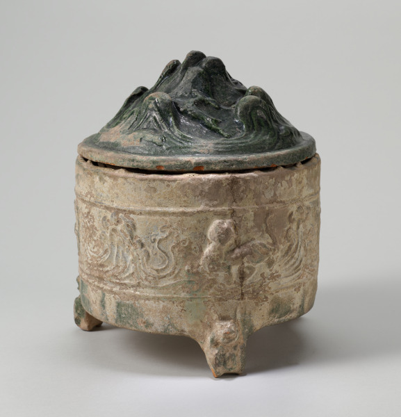 Tripod with Mountain-Form Lid