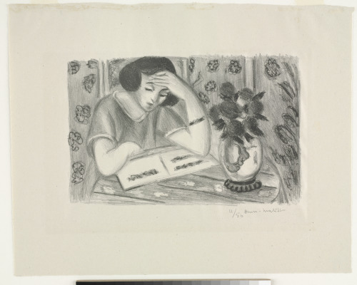 GIRL READING WITH BOUQUET OF ROSES