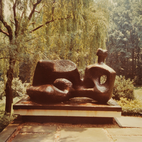 HENRI MOORE, RECLINING FIGURE. PHOTOGRAPH TAKEN IN THE WURTZBURGER SCULPTURE GARDEN (ORIGINAL SITE, TIMBERLANE)
