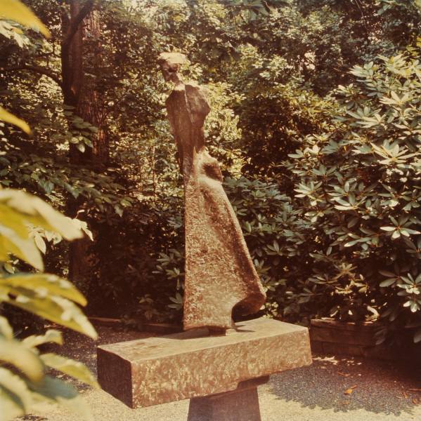 NEGRI - LA GRANDE ALLEGRA. PHOTOGRAPH TAKEN IN THE WURTZBURGER SCULPTURE GARDEN (ORIGINAL SITE, TIMBERLANE)