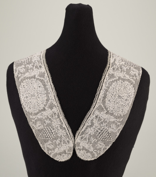 FLEMISH BOBBIN LACE COLLAR