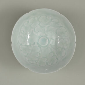 Qingbai Bowl with Notched Rim and Carved Scalloped Wave Pattern
