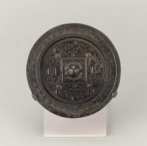 Mirror with Directional Pattern