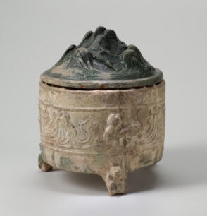 Tripod with Mountain-Form Lid