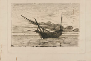 Un bateau de pêche tiré sur le sable