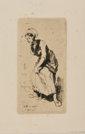 Paysanne debout occupée à…expulser le superflu de boisson