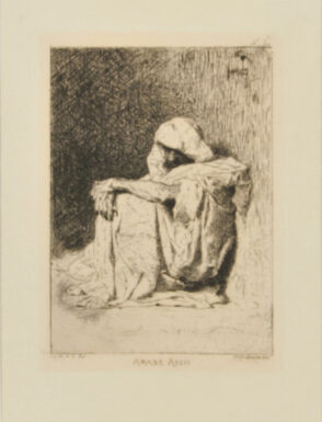 Arabe assis, les mains croisées sur les genoux