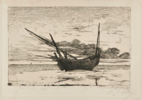 Un bateau de pêche tiré sur le sable