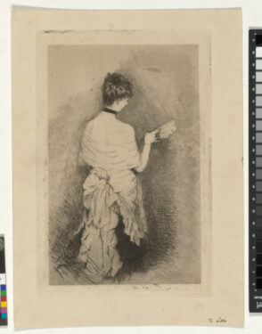 Femme vue de dos, décolletée, l’évantail dans la main droite