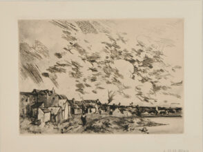 Village sur le bord d’une rivière qui coule à droite; grand ciel nuageux